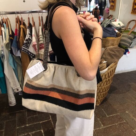 Hand Woven Oaxacan Purse - Picture 2 of 6